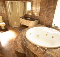 Luxuary self-contained living with Spa. - Accommodation Coffs Harbour