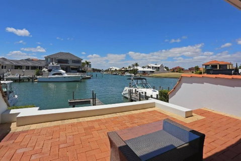 Luxury Canal Vista - Accommodation Coffs Harbour 3