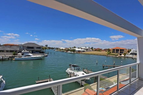 Luxury Canal Vista - Accommodation Coffs Harbour 2