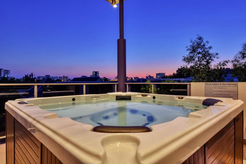 Luxury Darwin City Lights Jacuzzi Central Location Large House New Furnishings - Accommodation Coffs Harbour 3