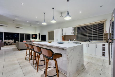 Luxury Darwin City Lights Jacuzzi Central Location Large House New Furnishings - Accommodation Coffs Harbour 2
