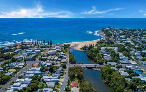 Luxury Hamptons Beachside Home In Dicky Beach - Accommodation Coffs Harbour 0
