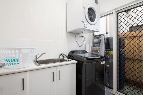 Luxury Home Close To Sleemans, QE2 Hospital & Griffith Uni - Accommodation Coffs Harbour 1