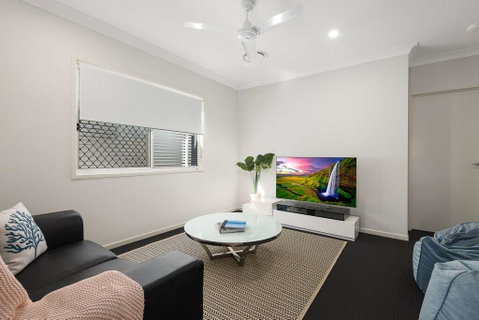 Luxury Home Close To Sleemans, QE2 Hospital & Griffith Uni - Accommodation Coffs Harbour 0