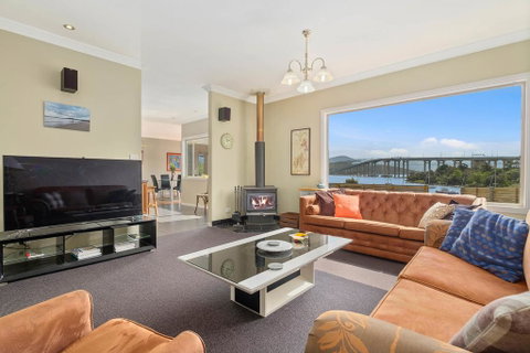 Manfield City Waterfront View Cottage - Accommodation Coffs Harbour 0