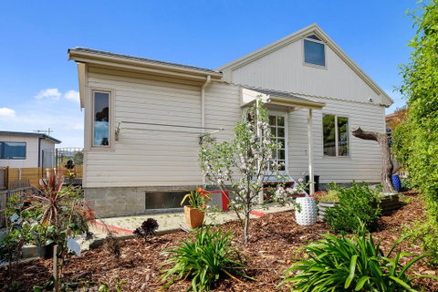 Manfield City Waterfront View Cottage - Accommodation Coffs Harbour 2
