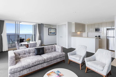 Meriton Suites Broadbeach - Accommodation Coffs Harbour 3