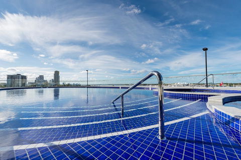 Meriton Suites Southport - Accommodation Coffs Harbour 2