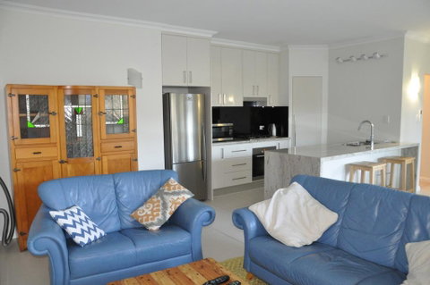 MODERN 3 BEDROOM APARTMENT IN TRADITIONAL QUEENSLANDER , PATIO, LEAFY YARD, POOL - Accommodation Coffs Harbour 3