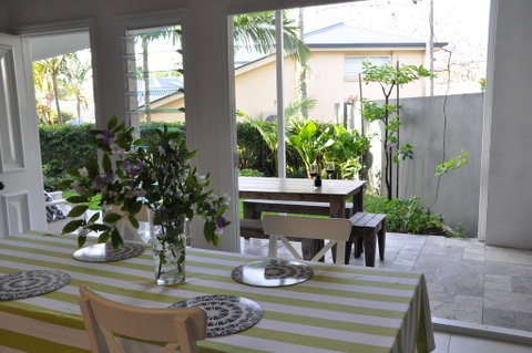 MODERN 3 BEDROOM APARTMENT IN TRADITIONAL QUEENSLANDER , PATIO, LEAFY YARD, POOL - Accommodation Coffs Harbour 1