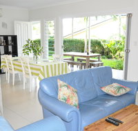 MODERN 3 BEDROOM APARTMENT IN TRADITIONAL QUEENSLANDER  PATIO LEAFY YARD POOL - Accommodation Coffs Harbour