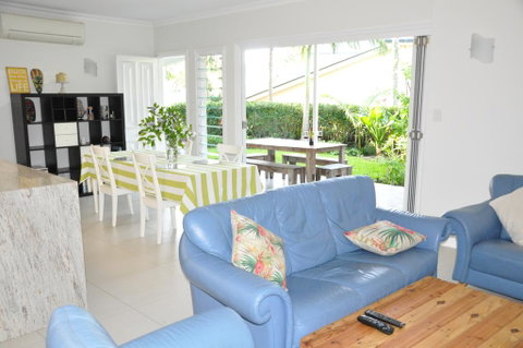 MODERN 3 BEDROOM APARTMENT IN TRADITIONAL QUEENSLANDER , PATIO, LEAFY YARD, POOL - Accommodation Coffs Harbour 0