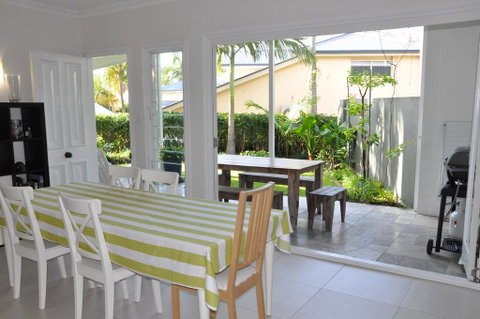 MODERN 3 BEDROOM APARTMENT IN TRADITIONAL QUEENSLANDER , PATIO, LEAFY YARD, POOL - Accommodation Coffs Harbour 2
