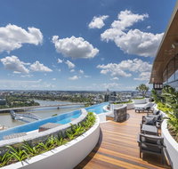 Modern Apartment in South Brisbane Infinity Pool - Accommodation Coffs Harbour