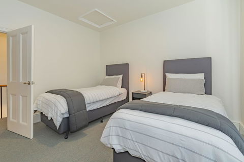 4 Bedroom House - Hobart CBD - Free Parking - Free WIFI - Accommodation Coffs Harbour 13