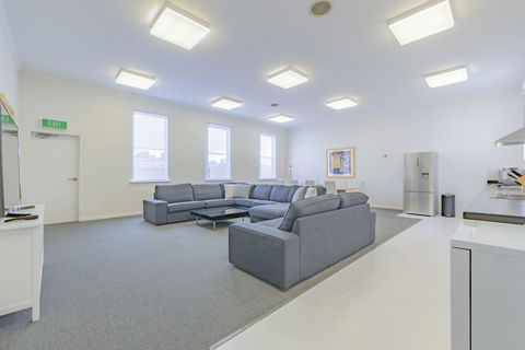 4 Bedroom House - Hobart CBD - Free Parking - Free WIFI - Accommodation Coffs Harbour 9