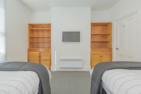 4 Bedroom House - Hobart CBD - Free Parking - Free WIFI - Accommodation Coffs Harbour 15