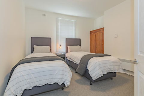 4 Bedroom House - Hobart CBD - Free Parking - Free WIFI - Accommodation Coffs Harbour 3