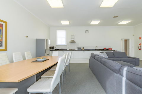 4 Bedroom House - Hobart CBD - Free Parking - Free WIFI - Accommodation Coffs Harbour 16