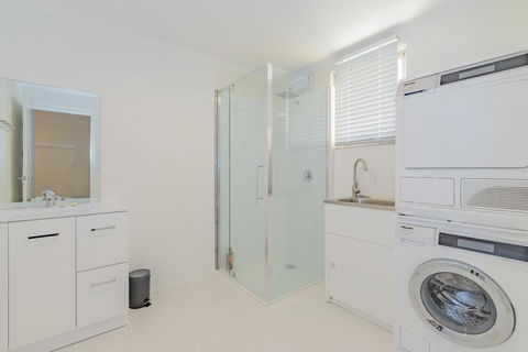 4 Bedroom House - Hobart CBD - Free Parking - Free WIFI - Accommodation Coffs Harbour 4