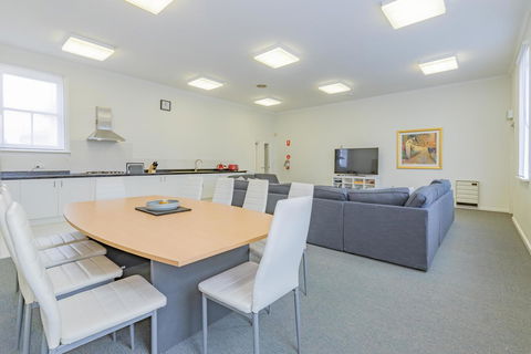 4 Bedroom House - Hobart CBD - Free Parking - Free WIFI - Accommodation Coffs Harbour 0