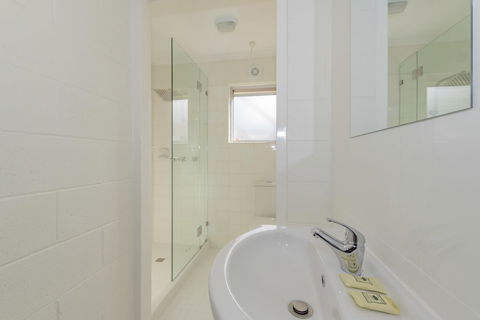 4 Bedroom House - Hobart CBD - Free Parking - Free WIFI - Accommodation Coffs Harbour 11