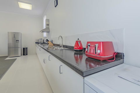 4 Bedroom House - Hobart CBD - Free Parking - Free WIFI - Accommodation Coffs Harbour 2