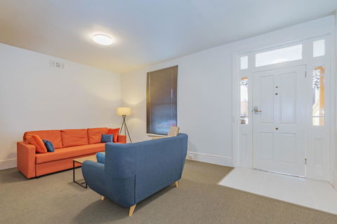 4 Bedroom House - Hobart CBD - Free Parking - Free WIFI - Accommodation Coffs Harbour 10