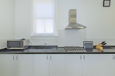 4 Bedroom House - Hobart CBD - Free Parking - Free WIFI - Accommodation Coffs Harbour 8