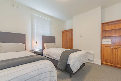 4 Bedroom House - Hobart CBD - Free Parking - Free WIFI - Accommodation Coffs Harbour 1