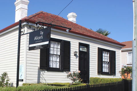 Alice\'s Cottages - Accommodation Coffs Harbour 0