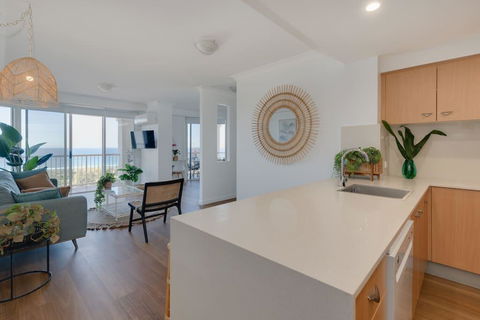 NEW Beautiful 2 Bed Ocean Views In Broadbeach - Accommodation Coffs Harbour 2