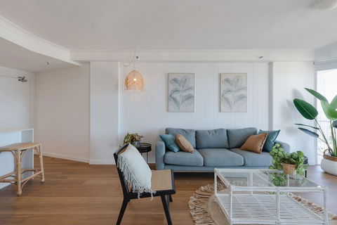 NEW Beautiful 2 Bed Ocean Views In Broadbeach - Accommodation Coffs Harbour 1