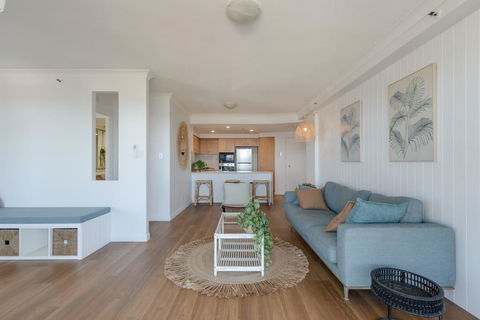 NEW Beautiful 2 Bed Ocean Views In Broadbeach - Accommodation Coffs Harbour 3