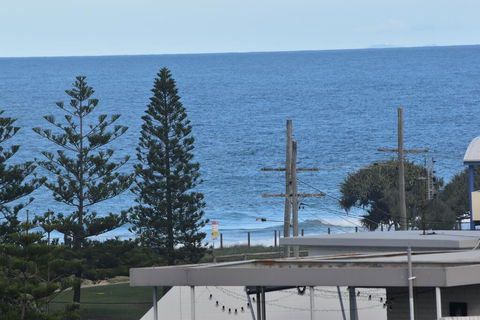NEW UPMARKET COMFORTABLE 2 Bed, 2 Bath, OCEAN VIEWS, 250m To BUDDINA BEACH! - Accommodation Coffs Harbour 2