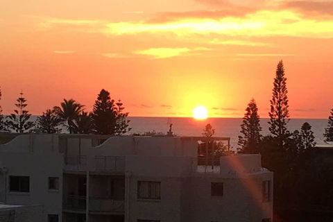 NEW UPMARKET COMFORTABLE 2 Bed, 2 Bath, OCEAN VIEWS, 250m To BUDDINA BEACH! - Accommodation Coffs Harbour 1