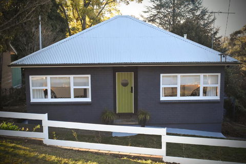 NEW Winston Cottage Leura Views & Location - Accommodation Coffs Harbour 0