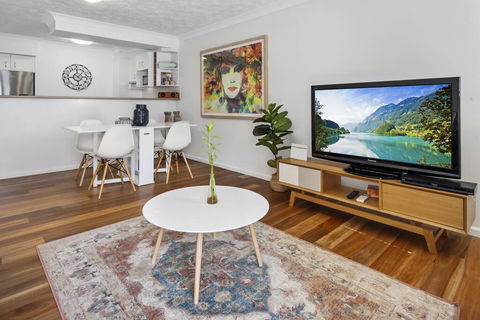 One-Bed Apartment With Balcony And Parking Near CBD - Accommodation Coffs Harbour 2