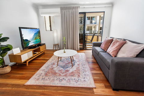 One-Bed Apartment With Balcony And Parking Near CBD - Accommodation Coffs Harbour 1