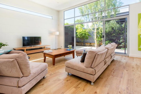 PALM COURT RETREAT - MORNINGTON - Accommodation Coffs Harbour 0