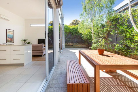 PALM COURT RETREAT - MORNINGTON - Accommodation Coffs Harbour 2
