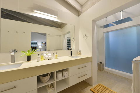 Pavilions In The Palms Heated Pool Short Path To Beach Five Bedrooms Sleeps 12 - Accommodation Coffs Harbour 1