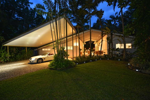 Pavilions In The Palms Heated Pool Short Path To Beach Five Bedrooms Sleeps 12 - Accommodation Coffs Harbour 3