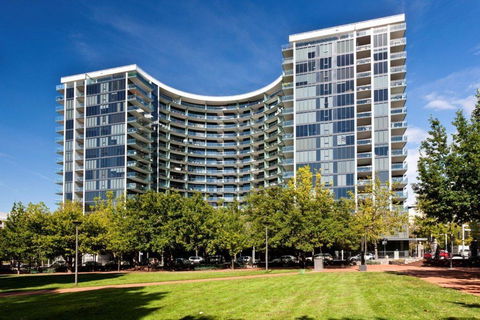 Perfectly Located Modern Apartment - Canberra CBD - Accommodation Coffs Harbour 2