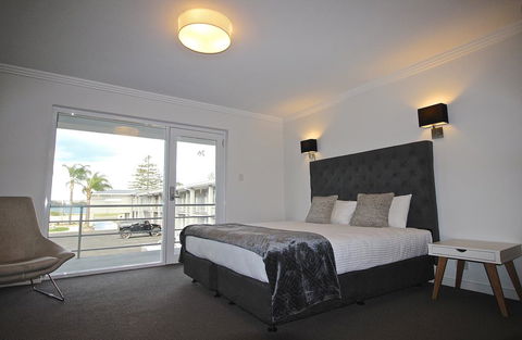 Quays Hotel - Accommodation Coffs Harbour 1