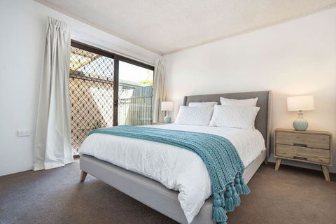 Quiet River Front Escape Walk To Ocean Street & Shops - Accommodation Coffs Harbour 2