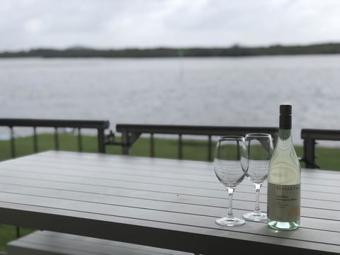 Quiet River Front Escape Walk To Ocean Street & Shops - Accommodation Coffs Harbour 3