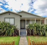 Reardon Place - moments from the family friendly Pea Soup Cove - Accommodation Coffs Harbour