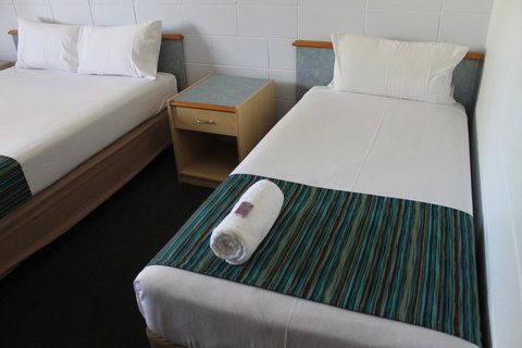 Rocky Glen Hotel Motel Gladstone - Accommodation Coffs Harbour 2