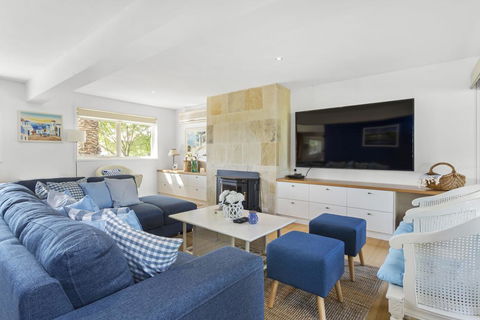 SANTORINI BEACH HOUSE - SAFETY BEACH - Accommodation Coffs Harbour 2